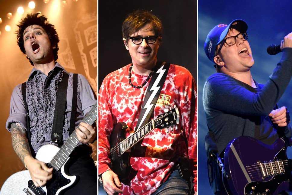 Green Day dan Weezer dengan gitarnya, dan Fall Out Boy bernyanyi sambil memegang mic